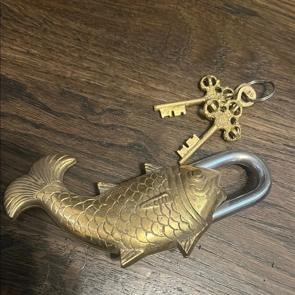 Gold Fish-Shaped Padlock with Keys - Picture 2 of 4